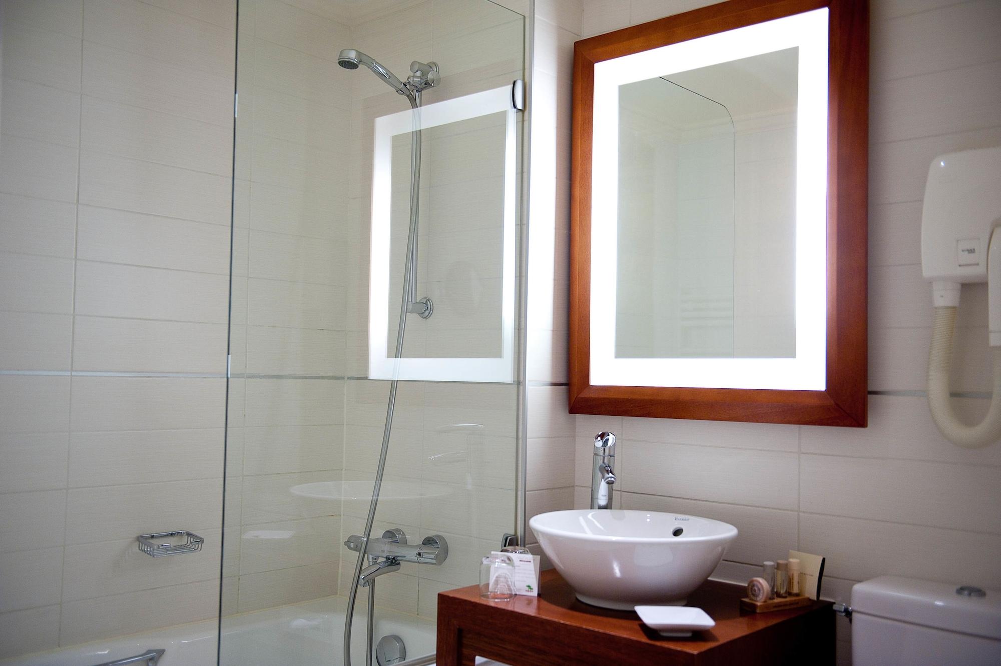 Westside Arc De Triomphe Hotel Paris Room photo